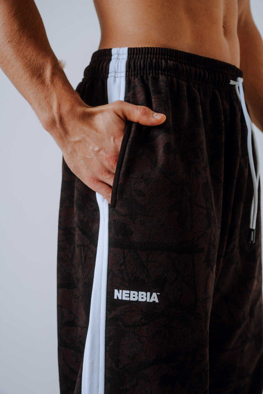 NEBBIA Relaxed Power laisvos kelnės, tamsiai rudos camo