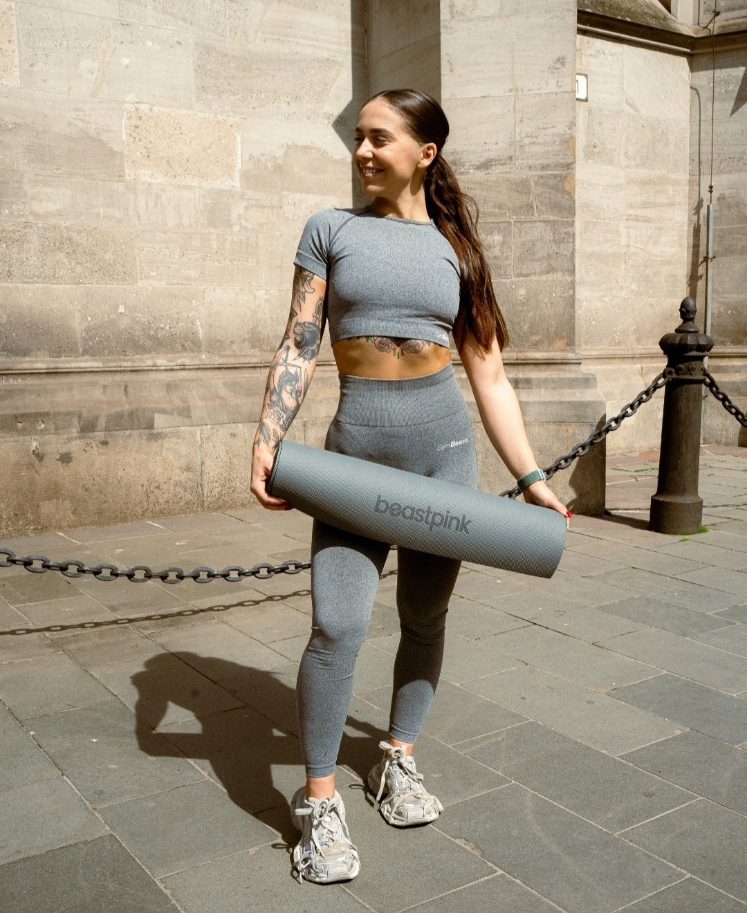 GymBeam Flo Pilka Crop Top Palaidinė