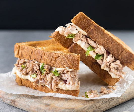 Sveikuoliška užtepėlė su kiaušiniais, avokadu ir tunu