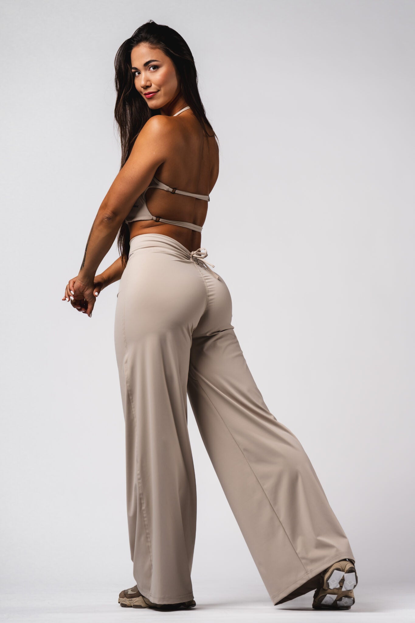 NEBBIA Deni x NEBBIA Crop top palaidinė, Smėlio