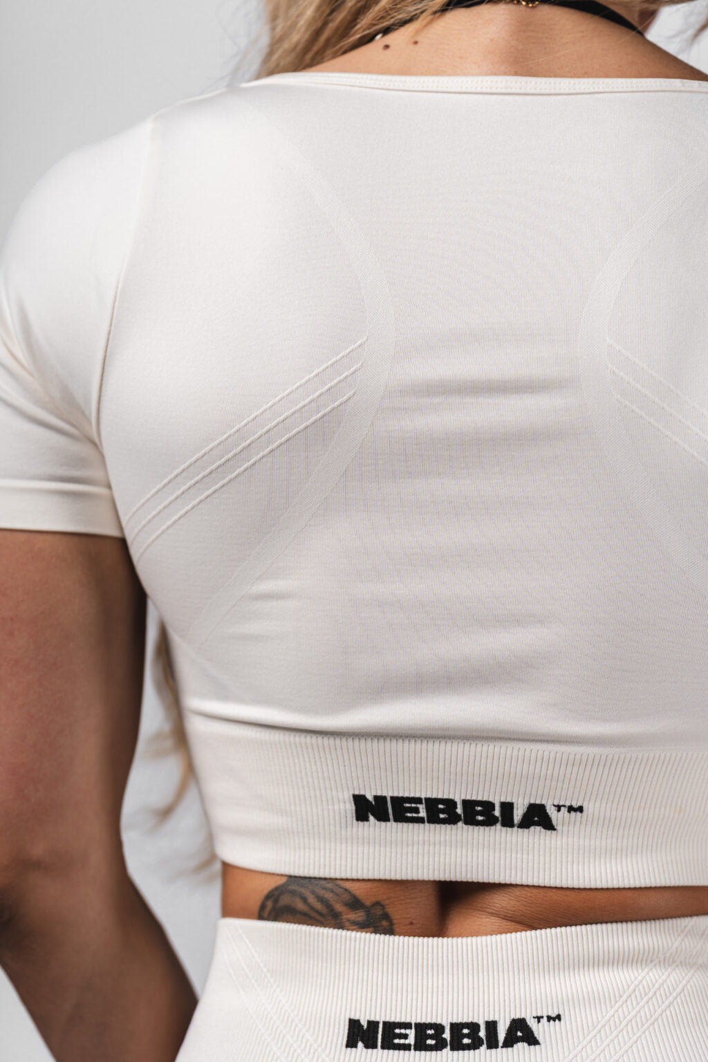 NEBBIA Flow Seamless Crop Top Palaidinė, Kreminė