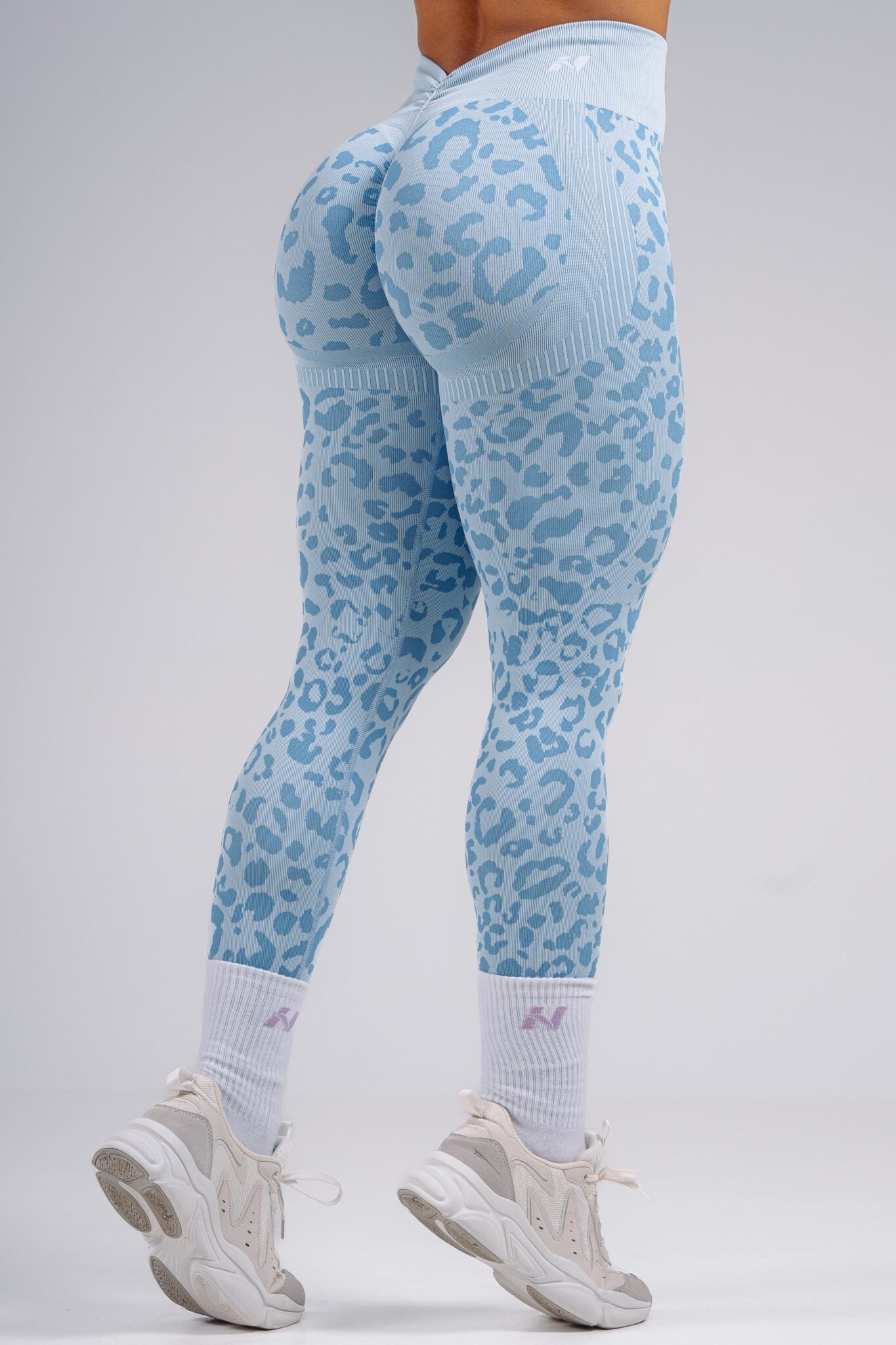 NEBBIA Leopard Primal Formuojančios Push Up Tamprės, melsvos