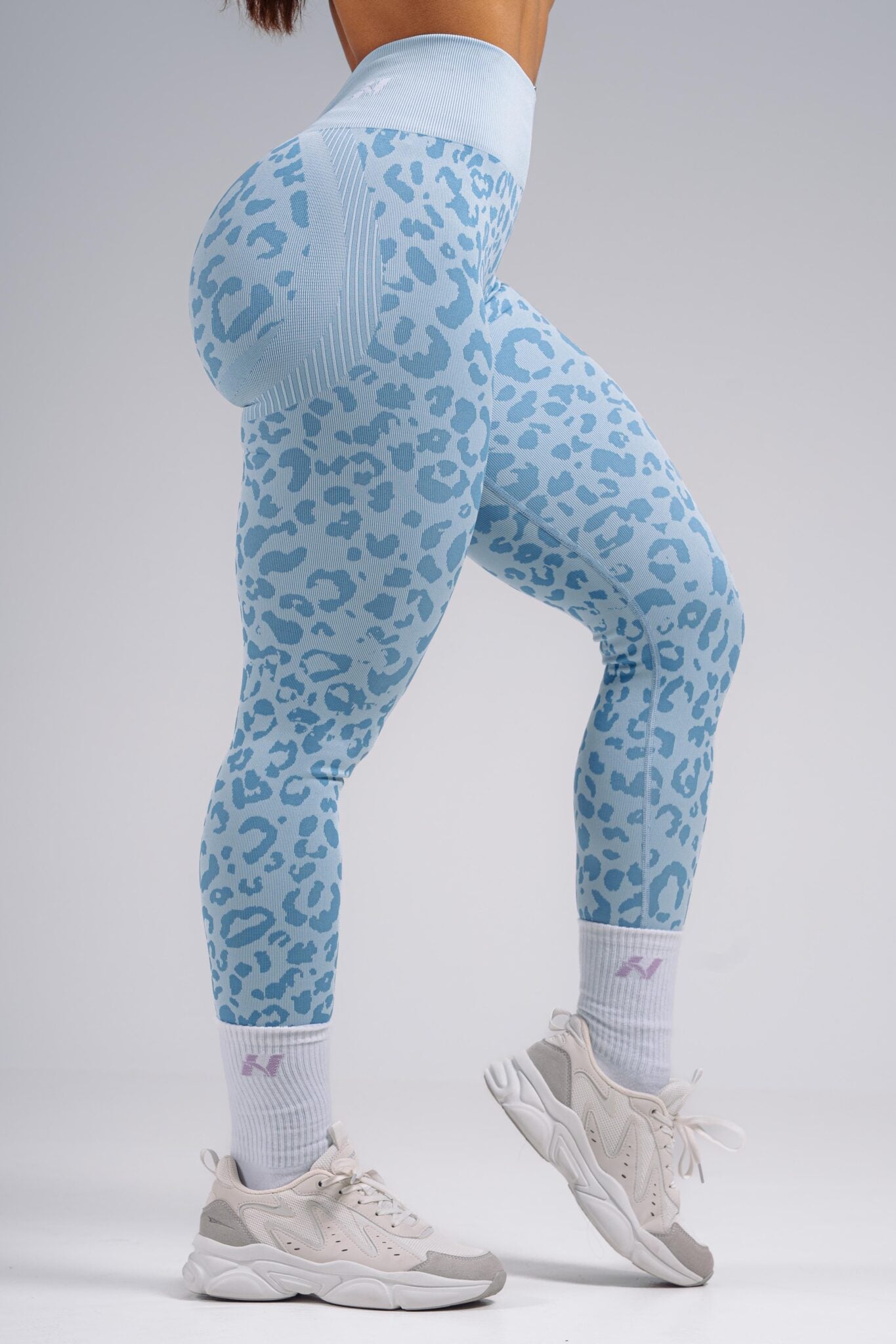 NEBBIA Leopard Primal Formuojančios Push Up Tamprės, melsvos