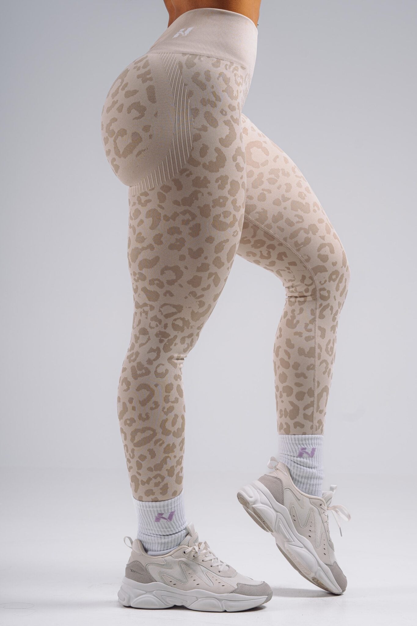 NEBBIA Leopard Primal Formuojančios Push Up Tamprės, kreminės
