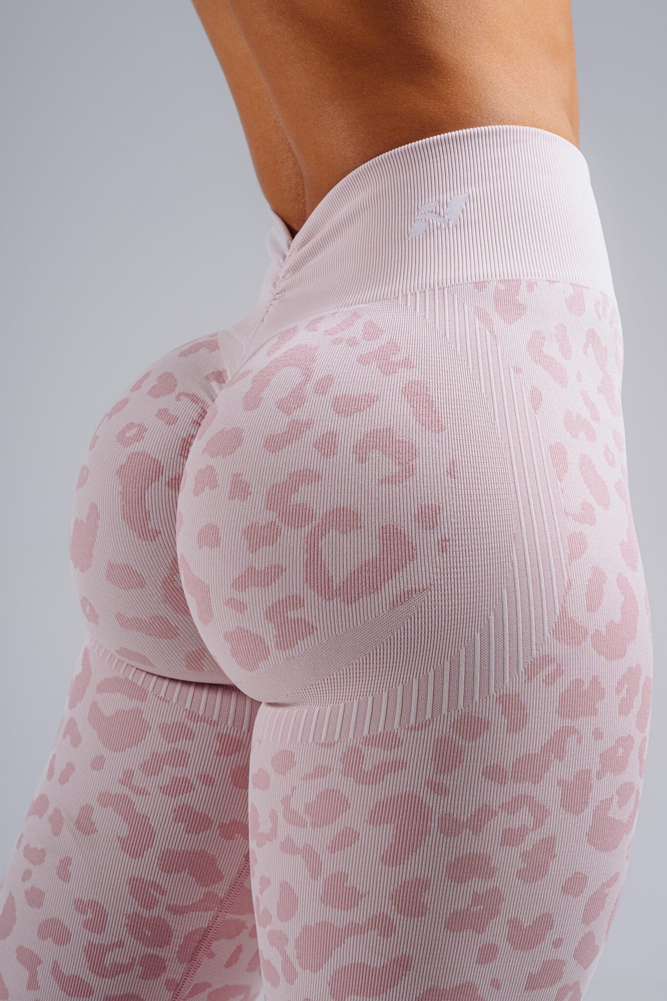 NEBBIA Leopard Primal Formuojančios Push Up Tamprės, rožinės