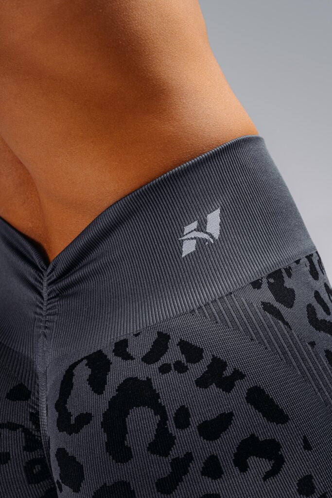 NEBBIA Leopard Primal Formuojantys Push Up šortai, Juodi