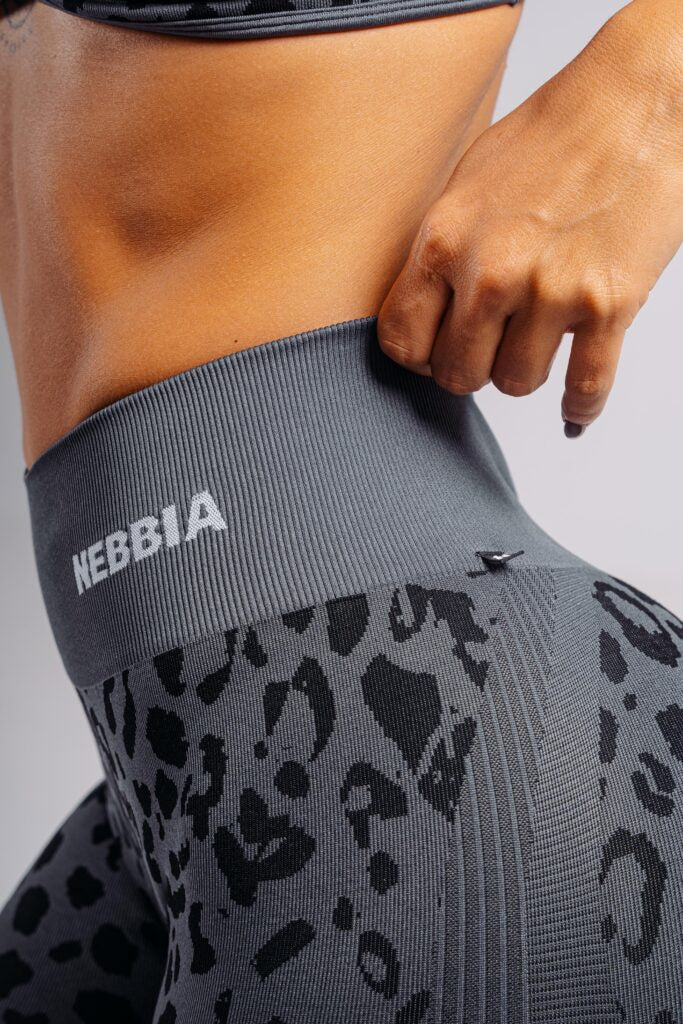 NEBBIA Leopard Primal Formuojantys Push Up šortai, Juodi