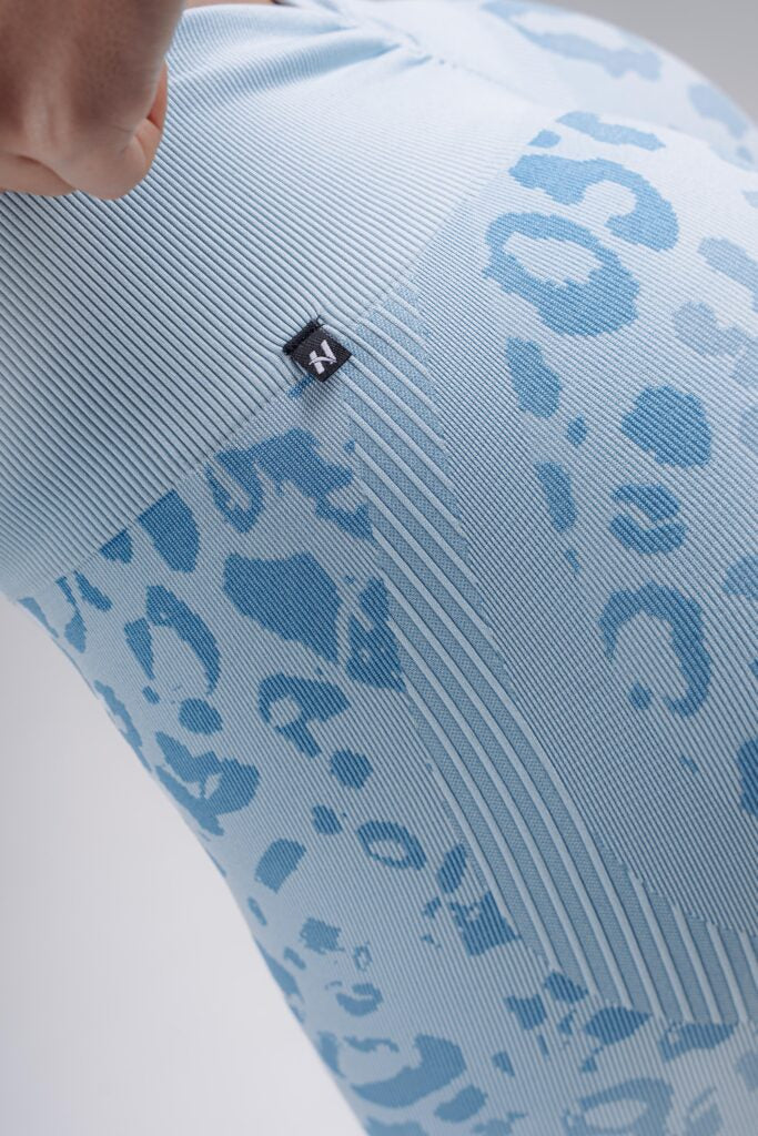 NEBBIA Leopard Primal Formuojantys Push Up šortai, melsvi