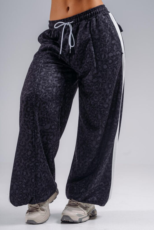 NEBBIA Leopard Primal Plačios Baggy Kelnės, Juodos