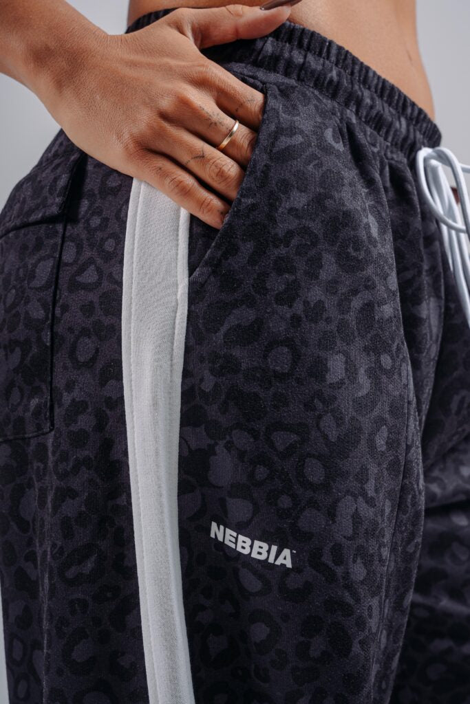 NEBBIA Leopard Primal Plačios Baggy Kelnės, Juodos