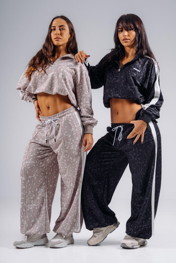 NEBBIA Leopard Primal Plačios Baggy Kelnės, Juodos