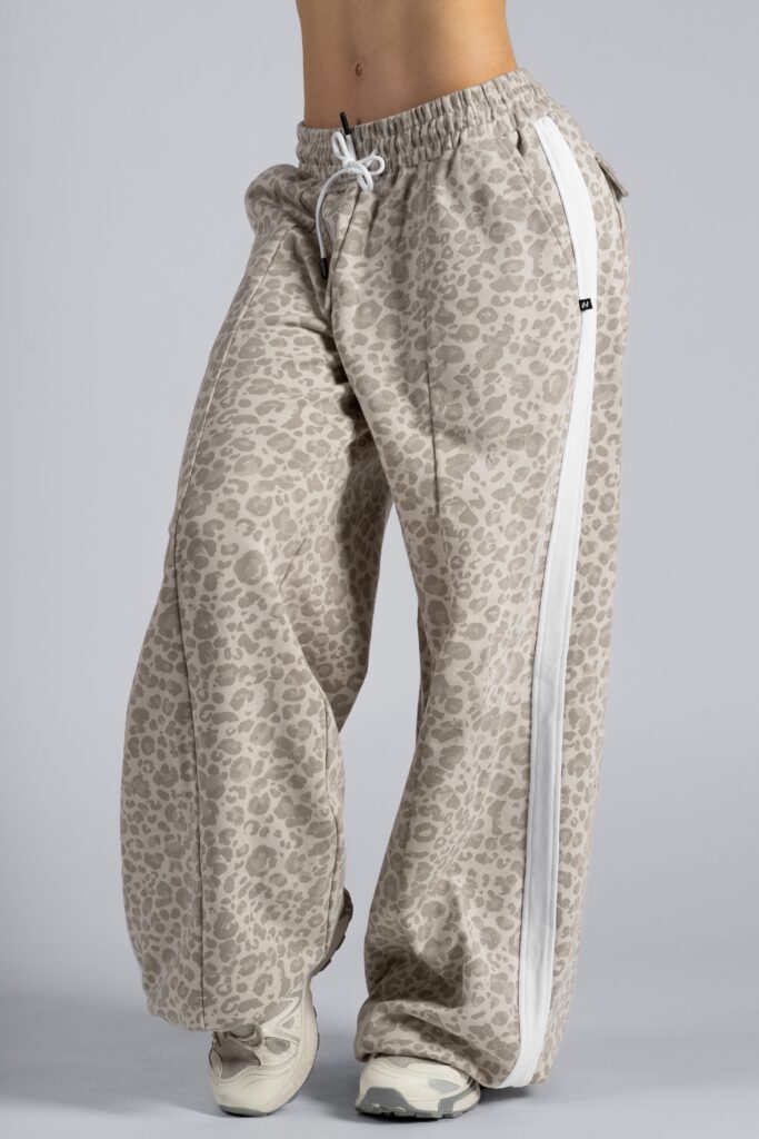 NEBBIA Leopard Primal Plačios Baggy Kelnės, Kreminės