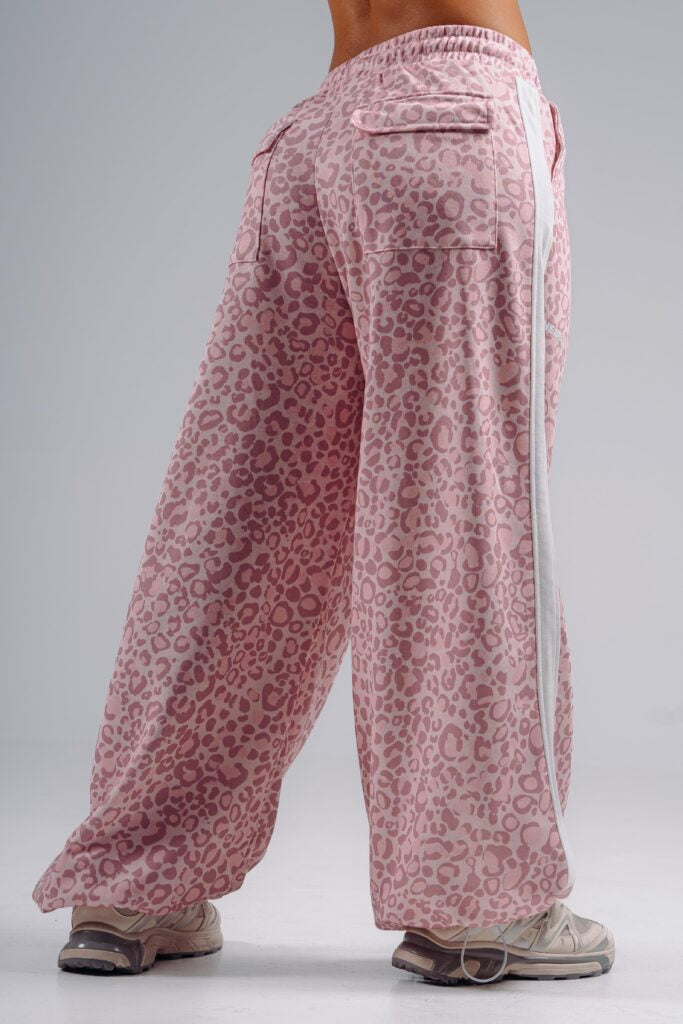 NEBBIA Leopard Primal Plačios Baggy Kelnės, Rožinės