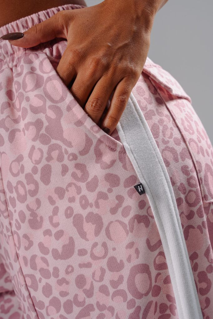 NEBBIA Leopard Primal Plačios Baggy Kelnės, Rožinės