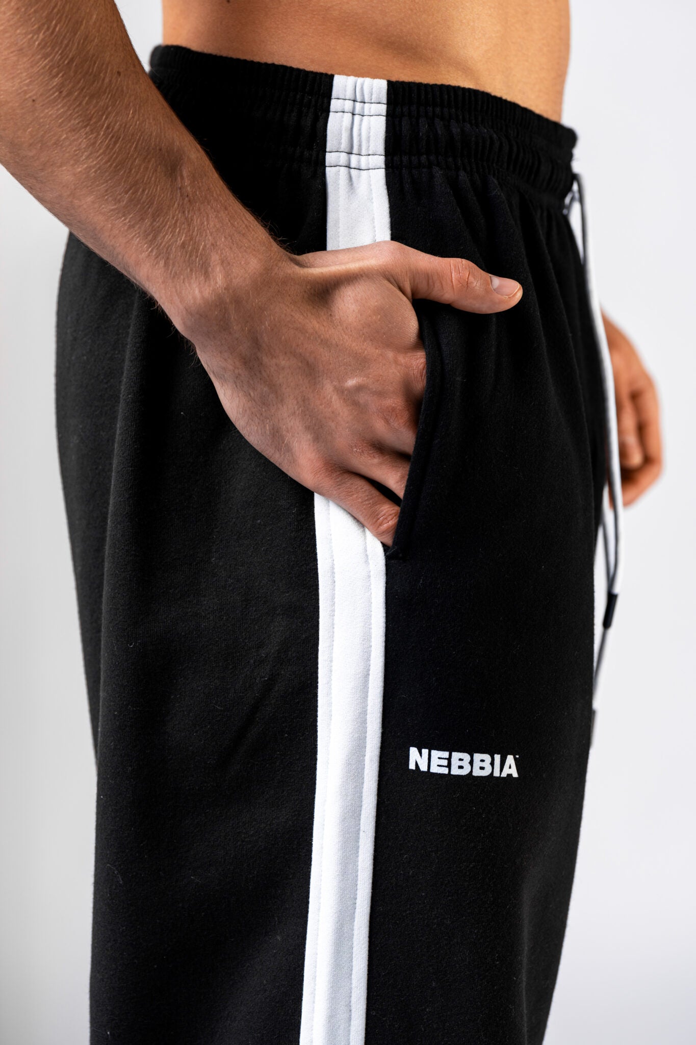 NEBBIA Relaxed Power laisvos kelnės, juodos