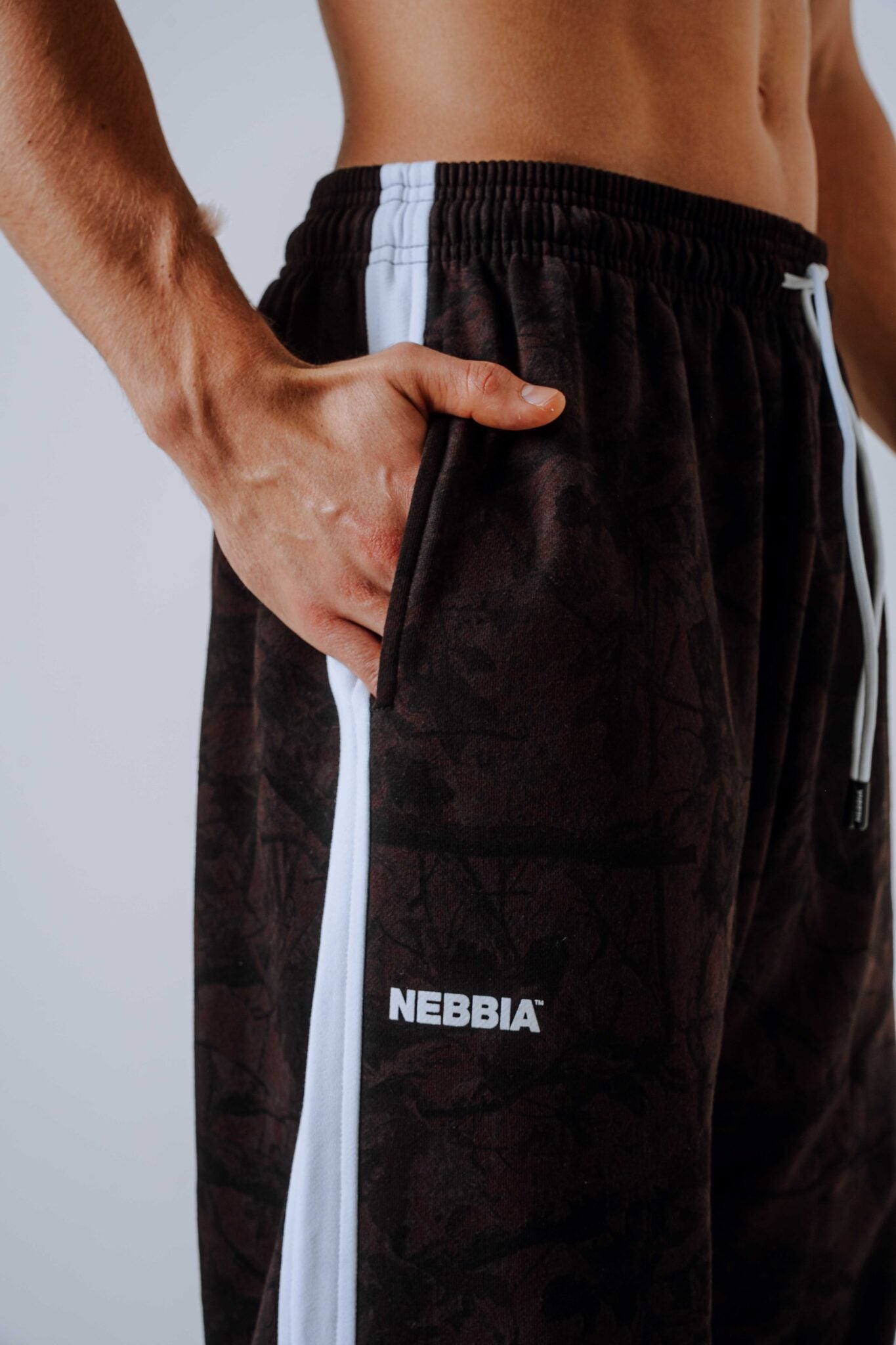 NEBBIA Relaxed Power laisvos kelnės, tamsiai rudos camo