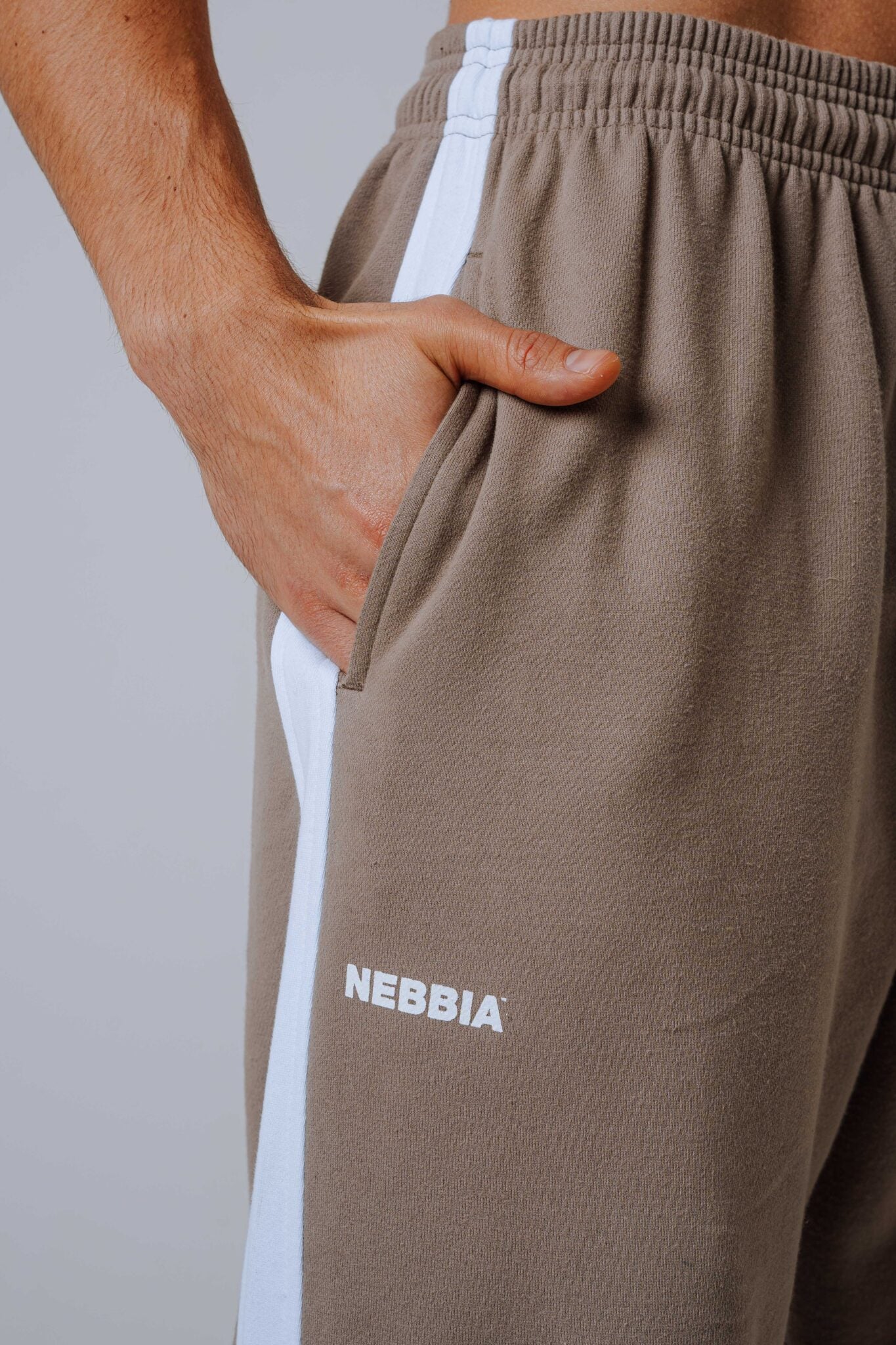 NEBBIA Relaxed Power laisvos kelnės, tamsiai rudos camo