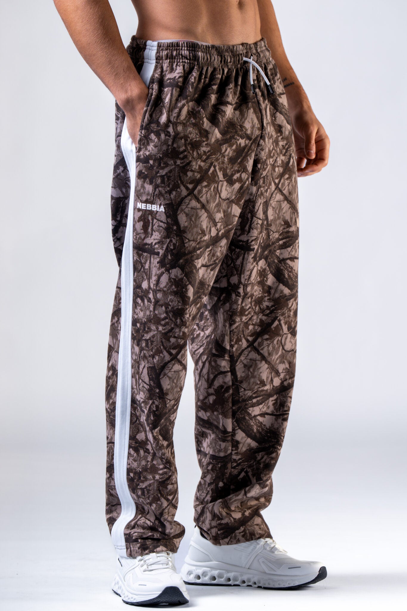 NEBBIA Relaxed Power laisvos kelnės, rudos camo