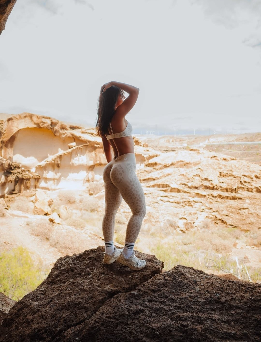 NEBBIA Leopard Primal Formuojančios Push Up Tamprės, kreminės