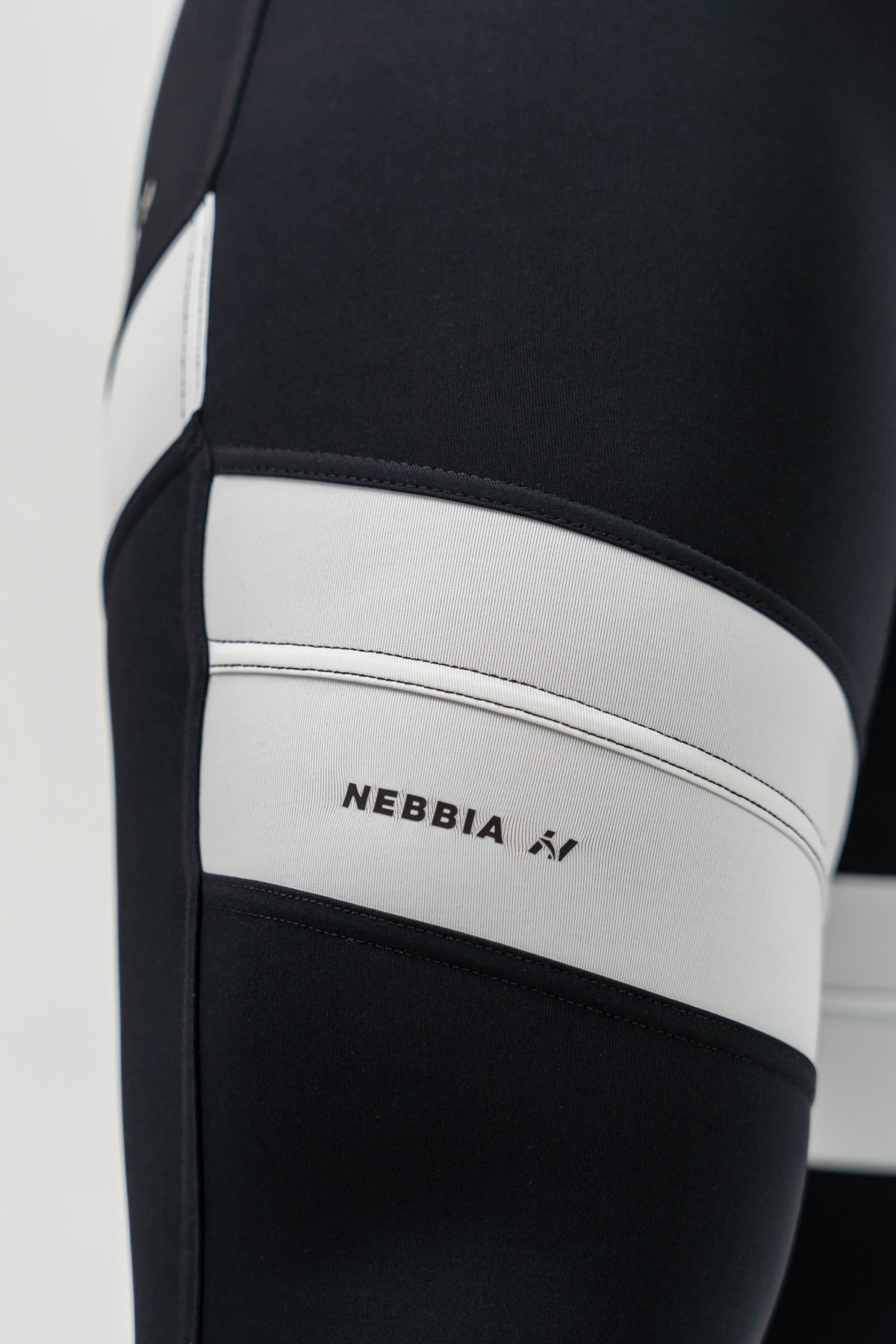 NEBBIA TRUE HERO Scrunch Formuojančios Tamprės auštu liemeniu, juodos