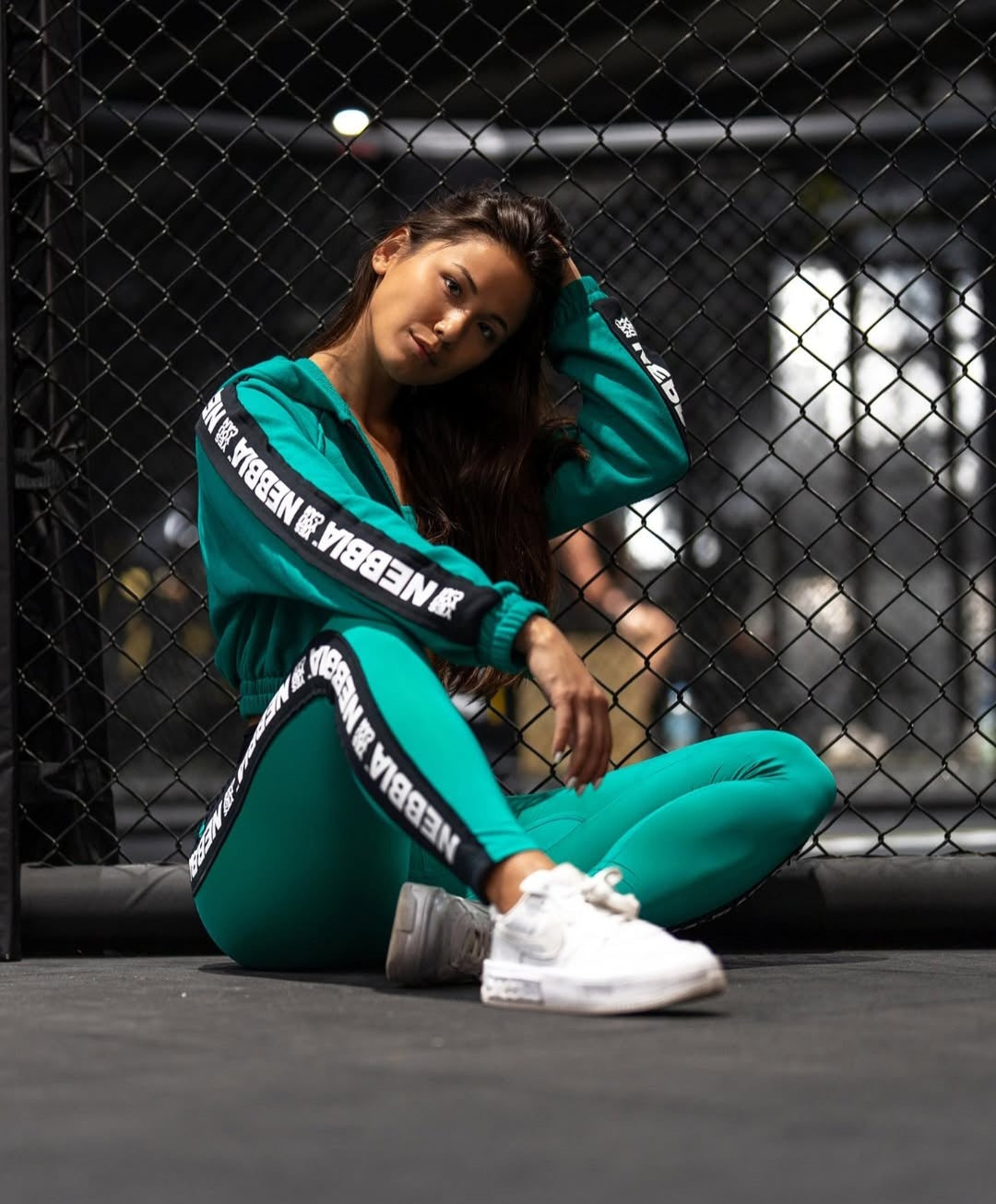 NEBBIA Iconic Zip Up Crop Top Bliuzonas su Kapišonu, Pilkas