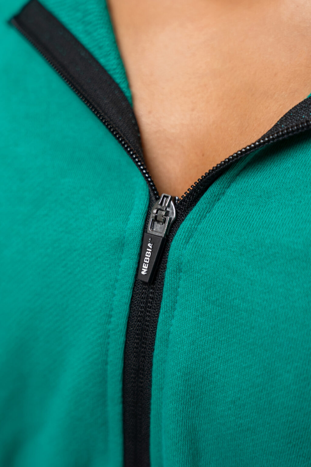 NEBBIA Iconic Zip Up Crop Top Bliuzonas su Kapišonu, Pilkas