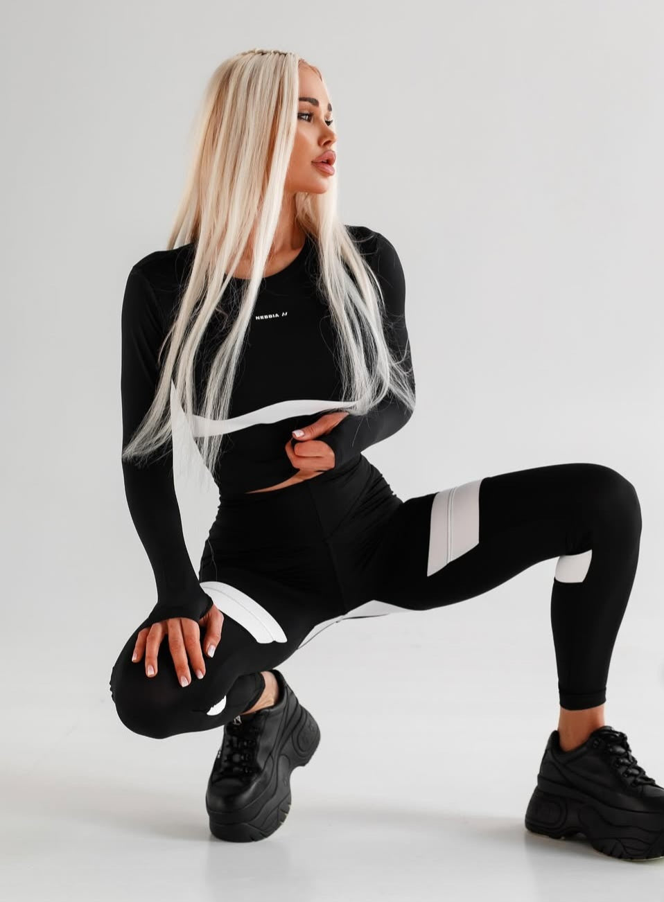 NEBBIA TRUE HERO Scrunch Formuojančios Tamprės auštu liemeniu, juodos