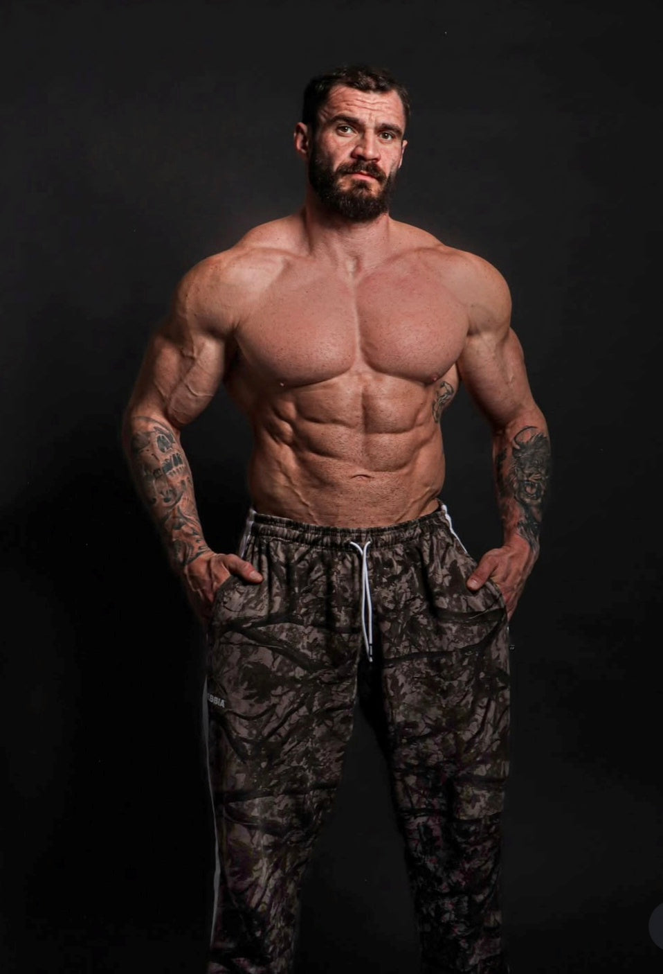 NEBBIA Relaxed Power laisvos kelnės, rudos camo
