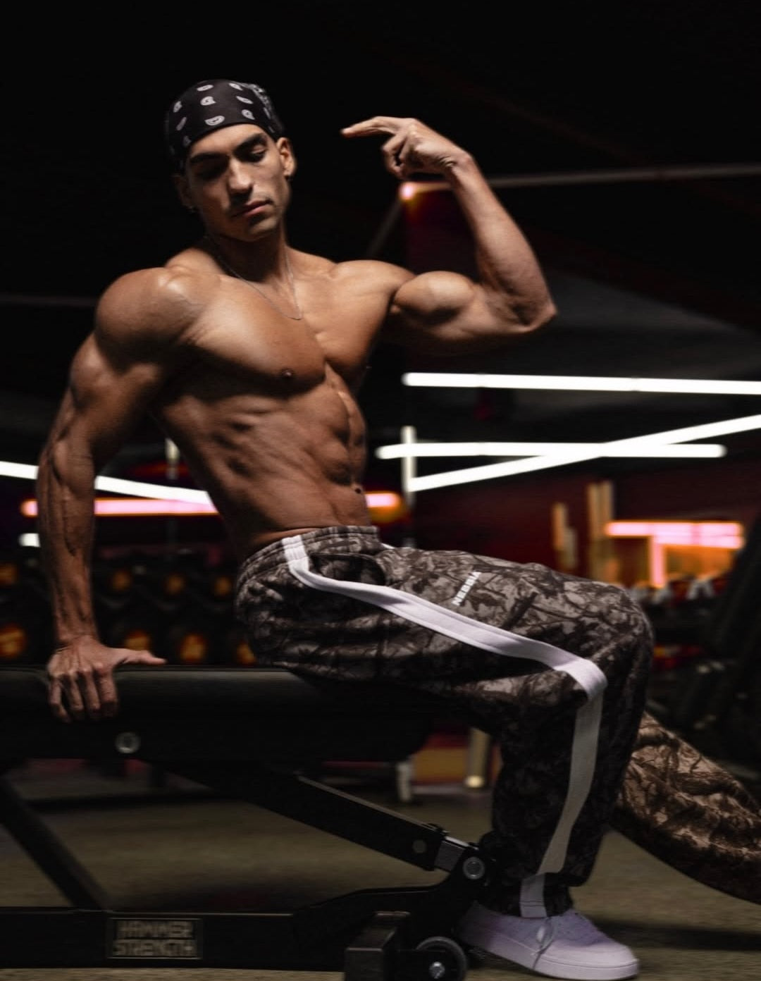NEBBIA Relaxed Power laisvos kelnės, rudos camo